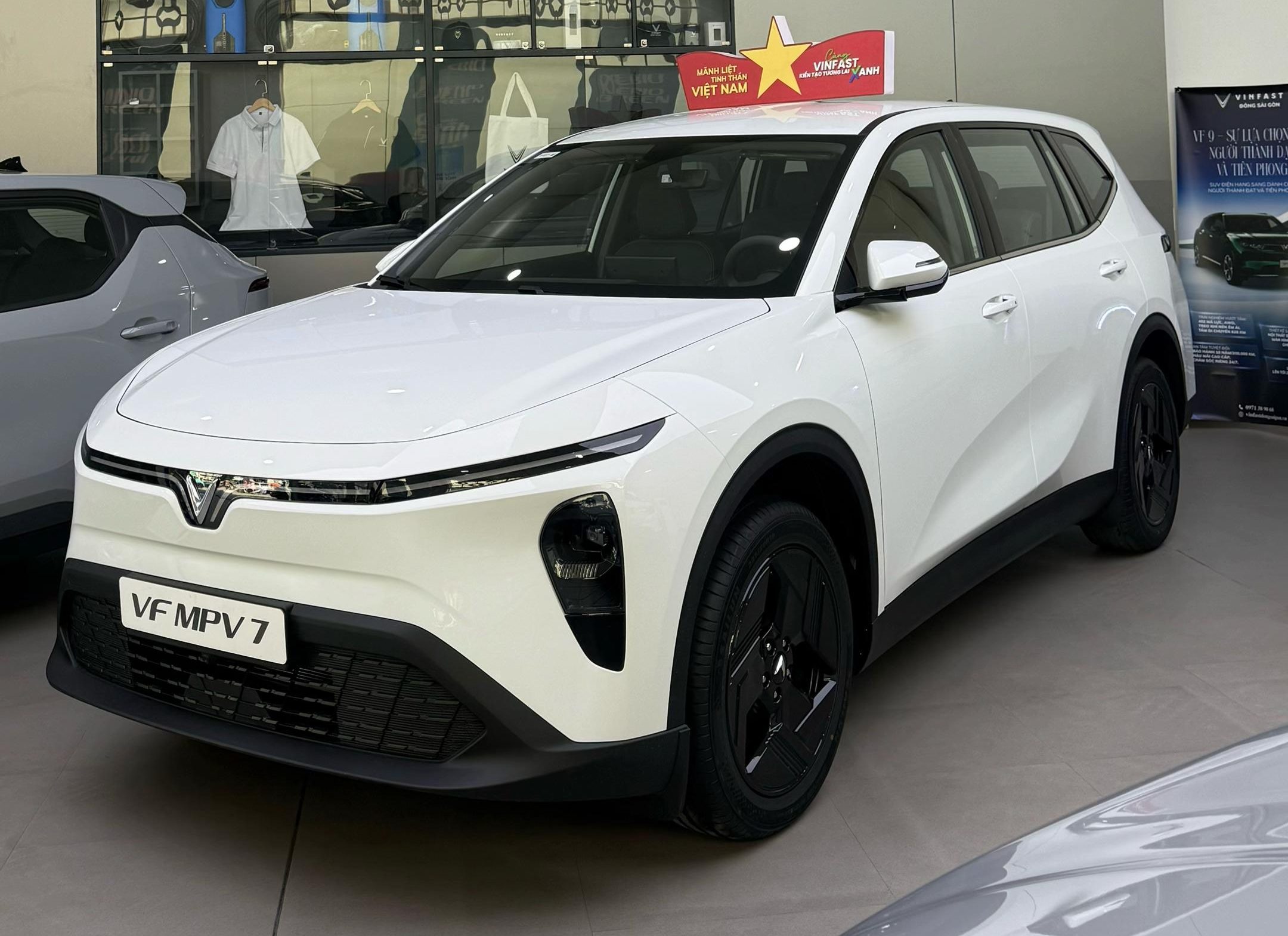 vinfast mpv7 màu trắng