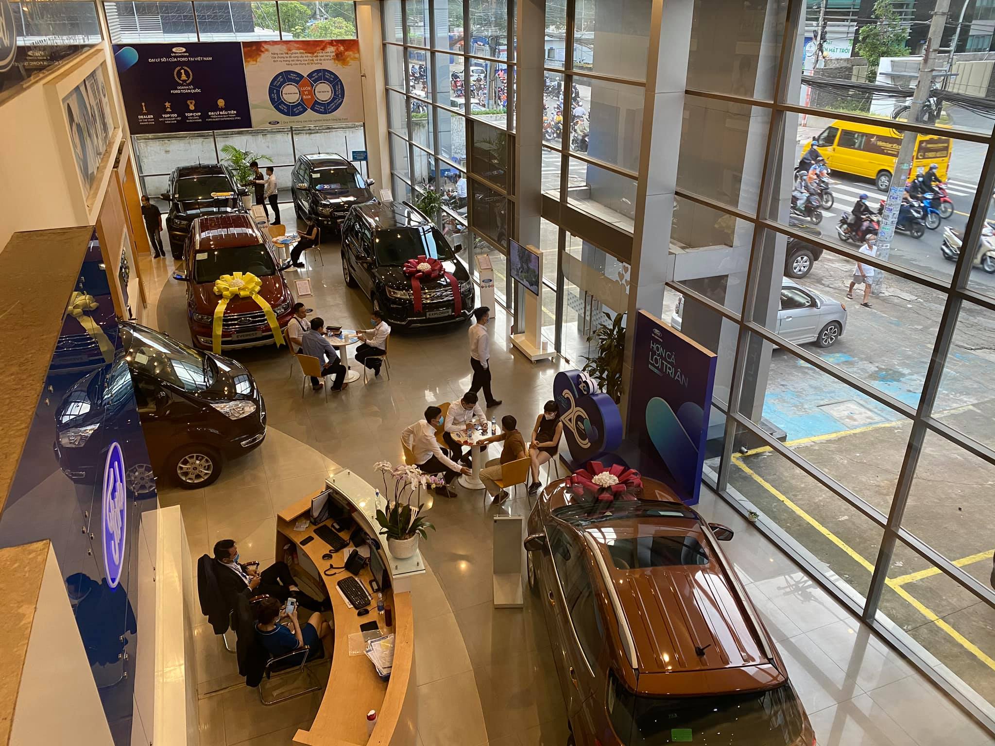 showroom ford phổ quang tân bình